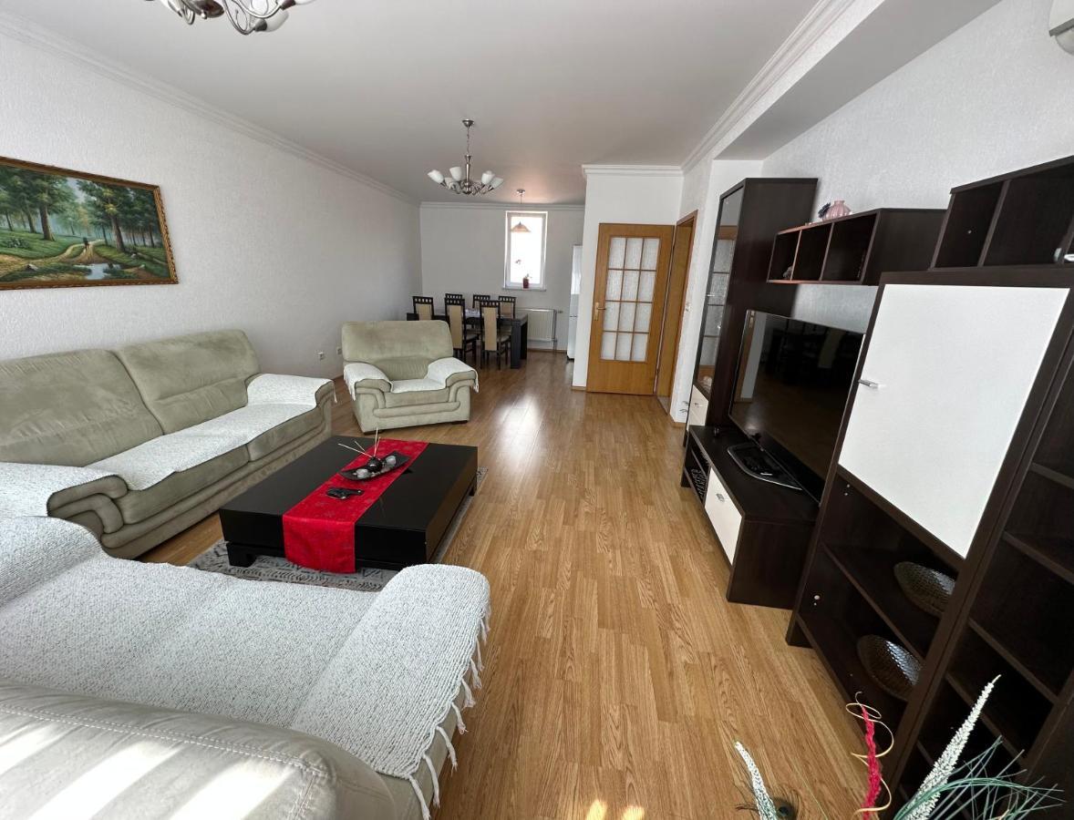 Spacious 3-Bedroom Condo Next To City Center Pristina Buitenkant foto