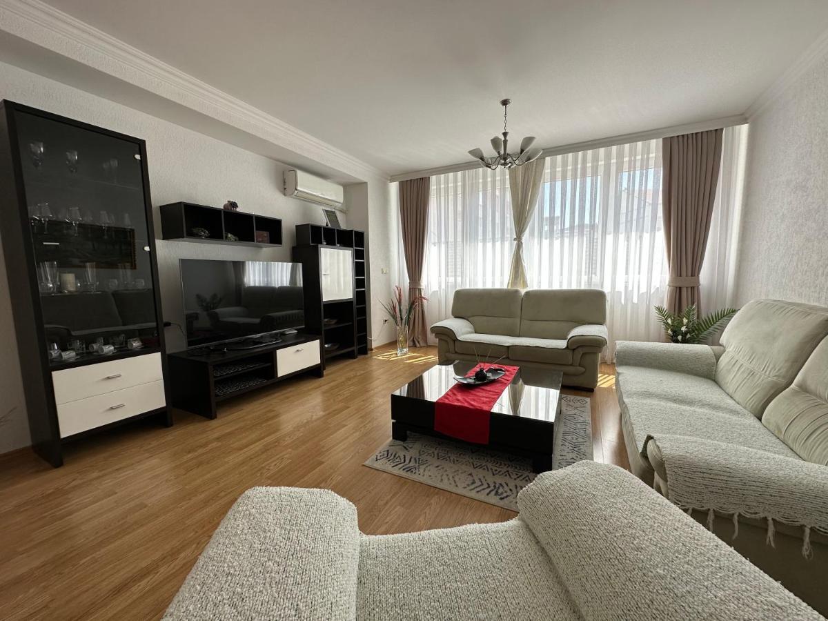 Spacious 3-Bedroom Condo Next To City Center Pristina Buitenkant foto