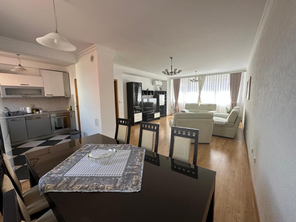 Spacious 3-Bedroom Condo Next To City Center Pristina Buitenkant foto