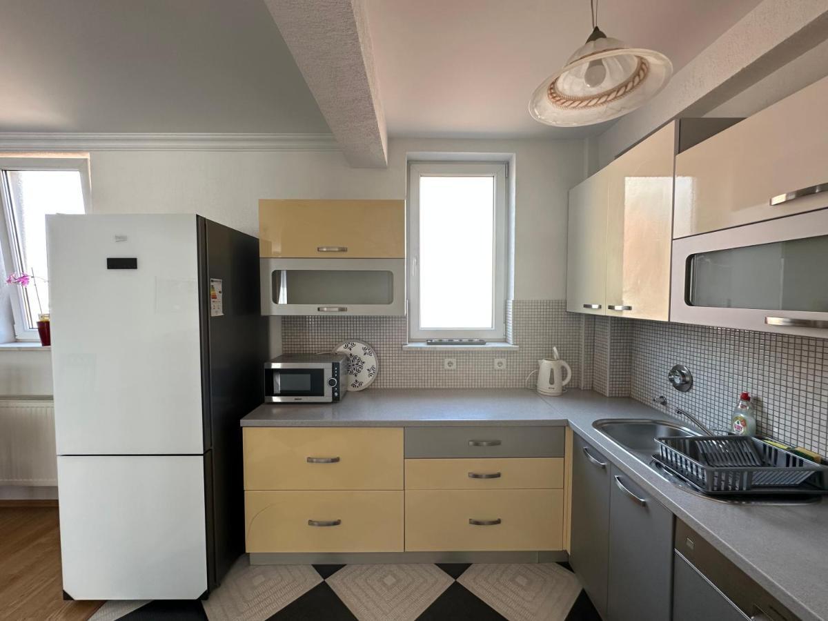 Spacious 3-Bedroom Condo Next To City Center Pristina Buitenkant foto