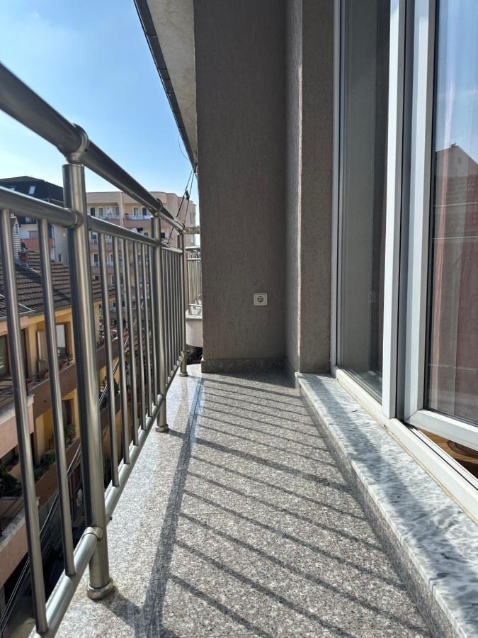 Spacious 3-Bedroom Condo Next To City Center Pristina Buitenkant foto