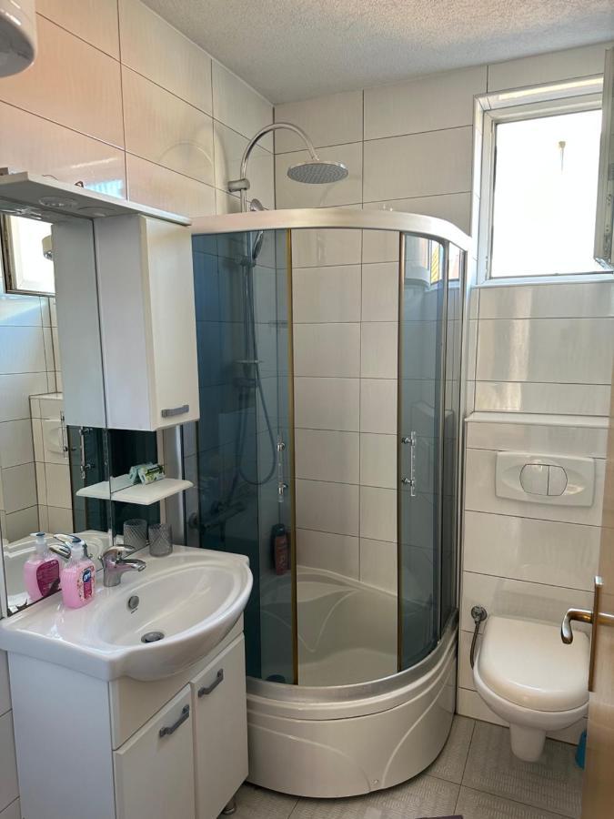 Spacious 3-Bedroom Condo Next To City Center Pristina Buitenkant foto