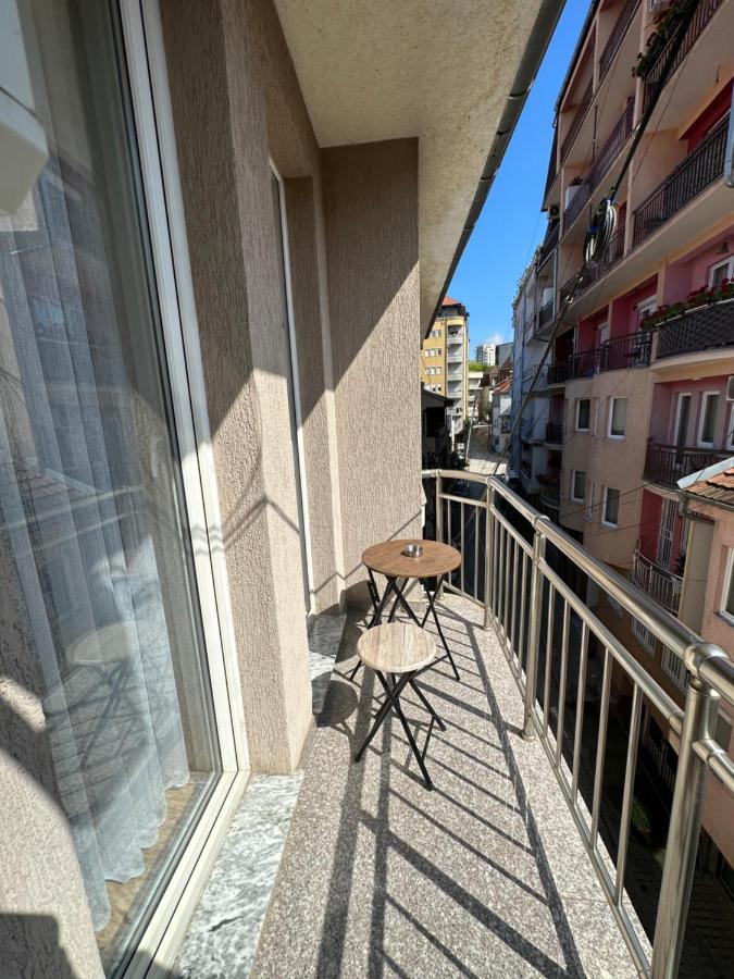Spacious 3-Bedroom Condo Next To City Center Pristina Buitenkant foto