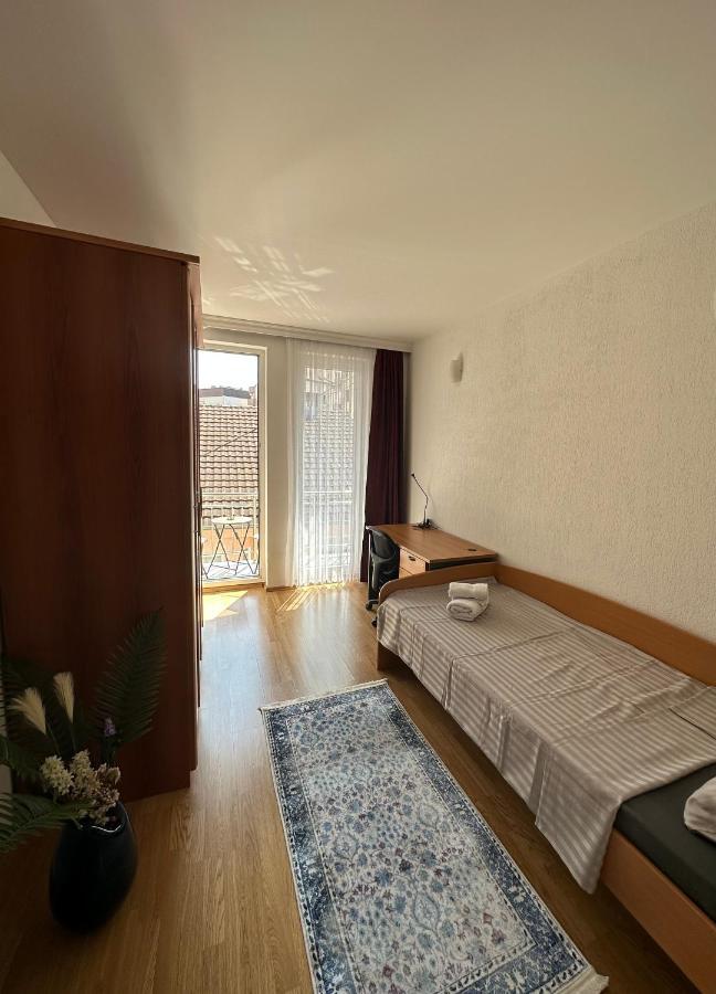 Spacious 3-Bedroom Condo Next To City Center Pristina Buitenkant foto